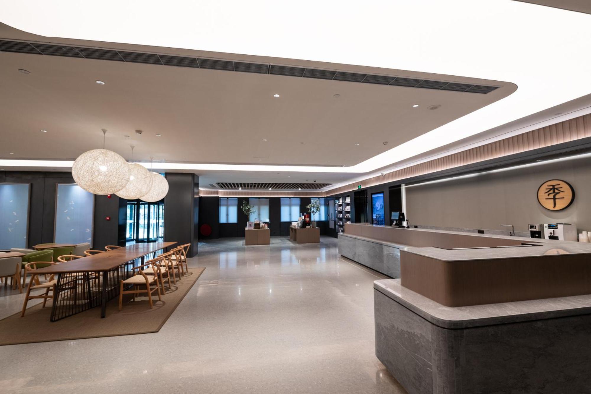 Hotel Ji Pudong Airport East Station - Pudong Airport Free Shuttle Bus 3*