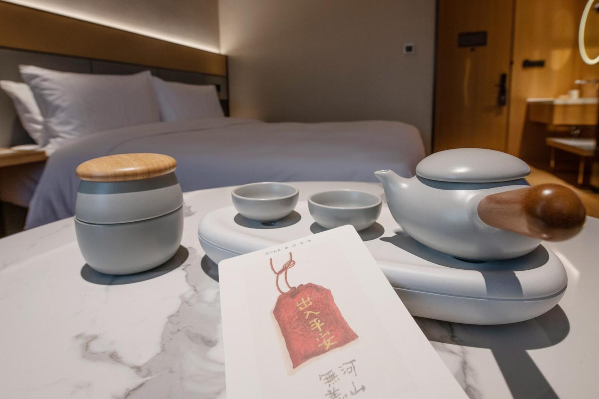 Hotel Ji Pudong Airport East Station - Pudong Airport Free Shuttle Bus 3*