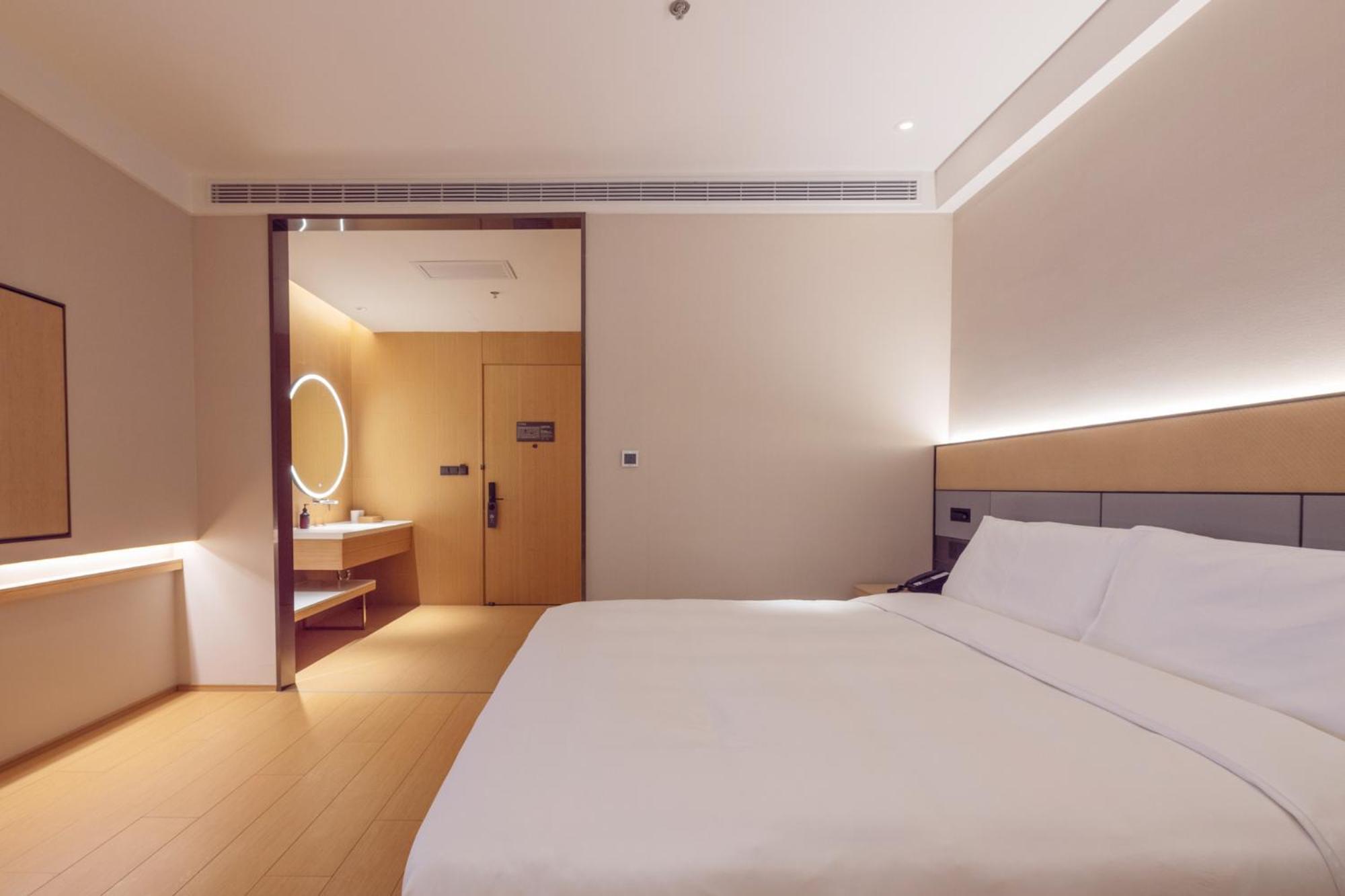 Ji Pudong Airport East Station - Pudong Airport Free Shuttle Bus 3* Shanghai